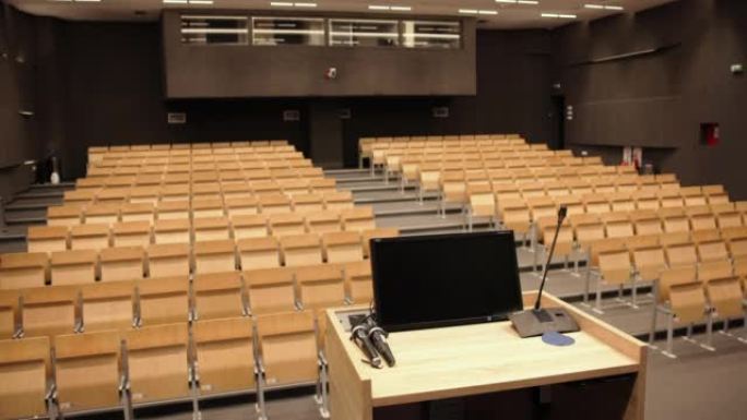 演讲厅配有笔记本电脑和麦克风的舞台书桌