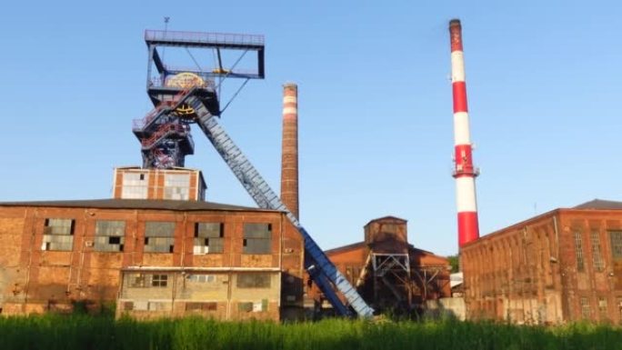 封闭的黑色煤矿的竖井塔。能源危机期间现代世界的脱碳过程。