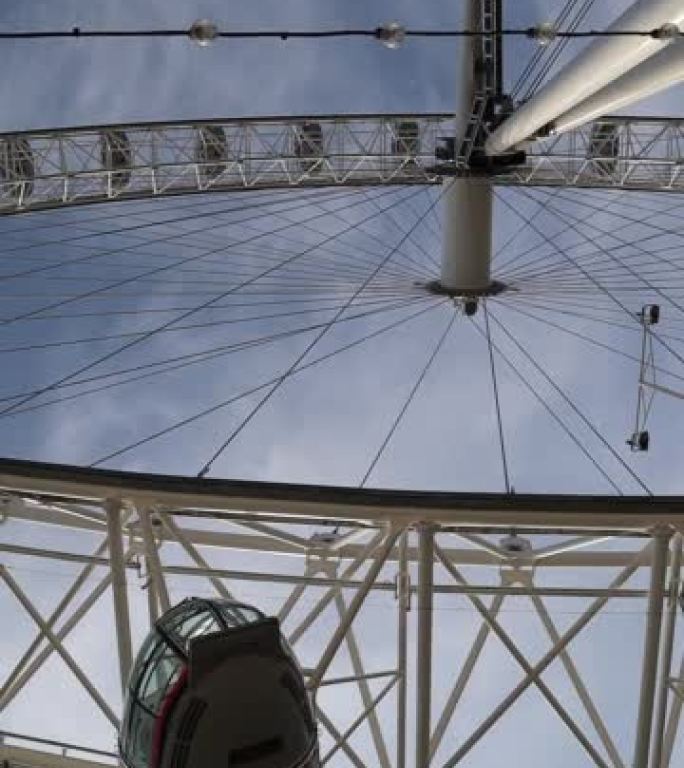 背景为蓝天的伦敦眼摩天轮的低角度拍摄