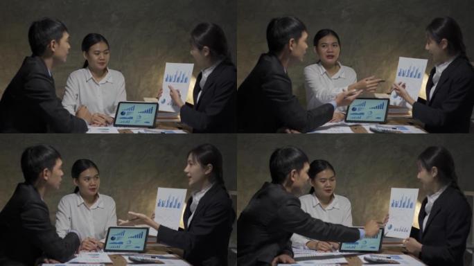 在会计会议室与亚洲业务团队会面，讨论，集思广益并讨论有关笔记本电脑和平板电脑的月度营销报告。4K U
