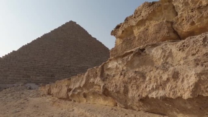 从石块旁边仰望到门考尔金字塔的低角度视图。慢锅左