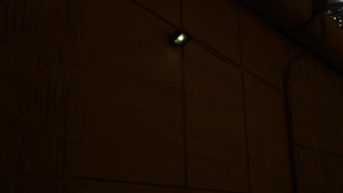 闪光。一盏路灯在夜晚照在墙上的蓝光。