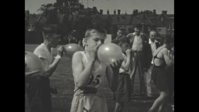 英国1939，年轻男孩执行不同的健身活动