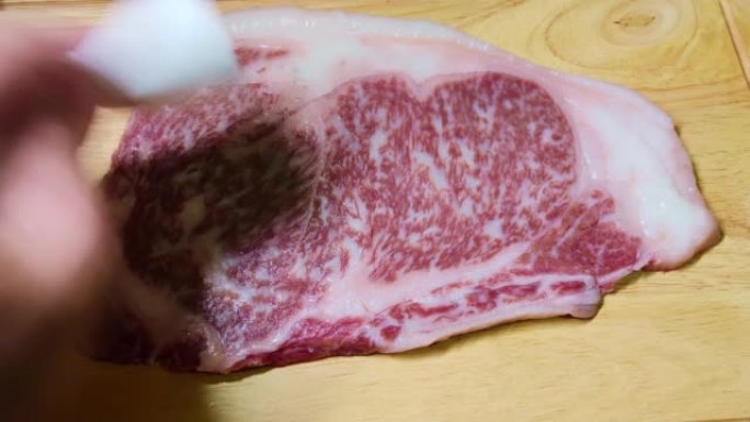 鹿儿岛A5 Wagyu Ribeye来自日本九州野崎农场。高档肉类，烹饪概念，纸从食物中吸收油脂