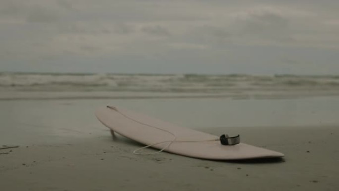 海滩上的冲浪板海水海边冲浪