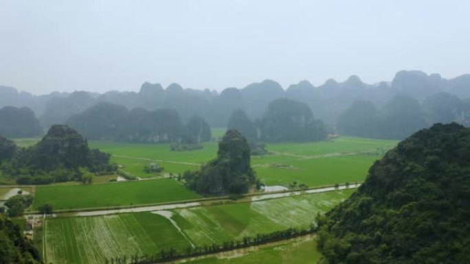 4k空中无人机镜头-越南北部美丽的山脉、丛林和稻田。亚洲