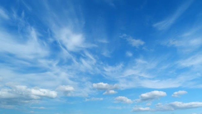 蓬松的分层云天空大气。雄伟惊人的蓝天，云彩。白色和蓝色。延时。