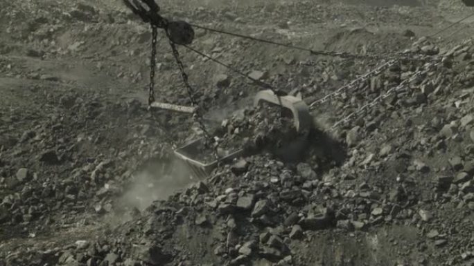 带有巨型铲斗的采石场行走挖掘机清除了露天矿中的煤层。燃料工业