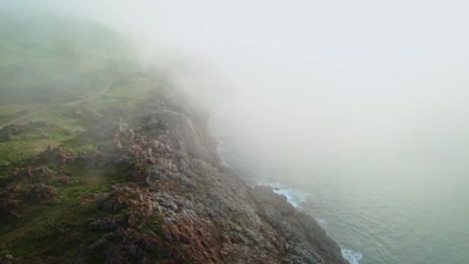 在坎塔布里亚的坎塔布里亚海飞入薄雾。