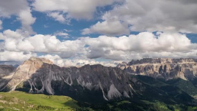意大利多洛米蒂的塞塞达南蒂罗尔，阿尔卑斯山欧洲山区多云运动的延时日落场景