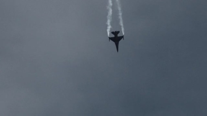 F-16战斗机飞过天空