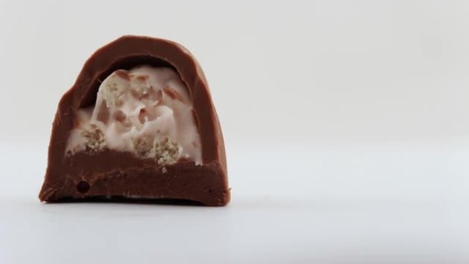 白色背景上的巧克力果仁糖