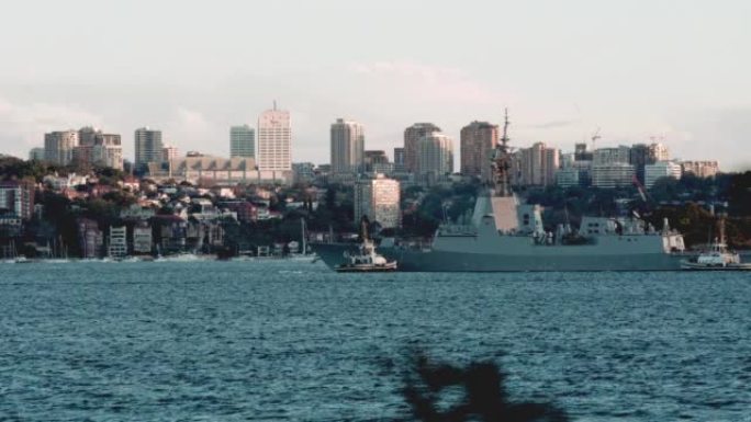 拖船协助澳大利亚海军军舰。