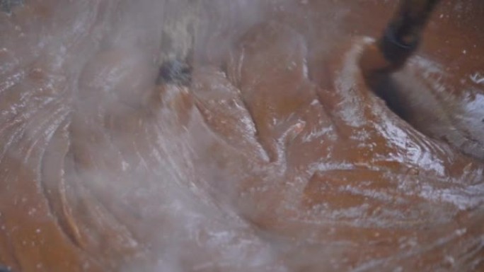 在锅里搅拌蛋糕面糊