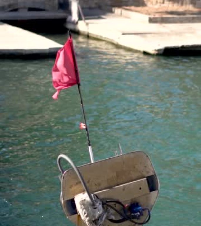 渔船码头红旗飘扬