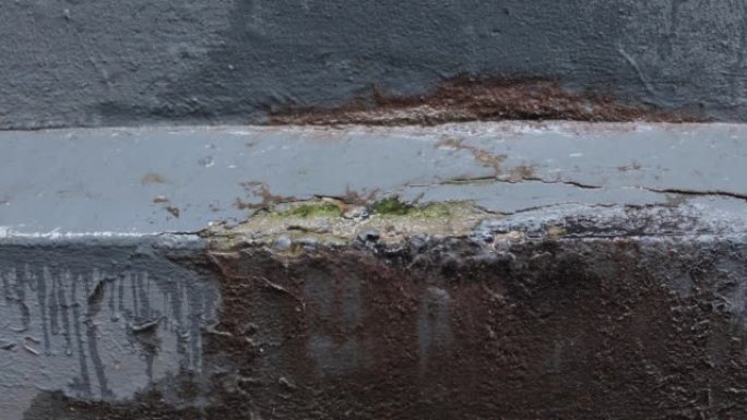 墙壁纹理有从空调流出的水滴，破坏了基础。旧灰色混凝土墙。天然水泥背景或复古风格的石头旧纹理。