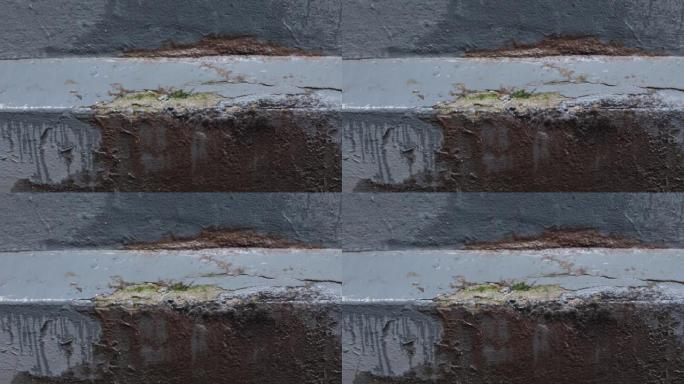 墙壁纹理有从空调流出的水滴，破坏了基础。旧灰色混凝土墙。天然水泥背景或复古风格的石头旧纹理。
