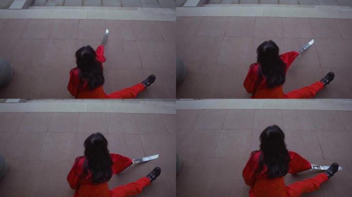 一名中国妇女在与大师练习时将银剑画在地上