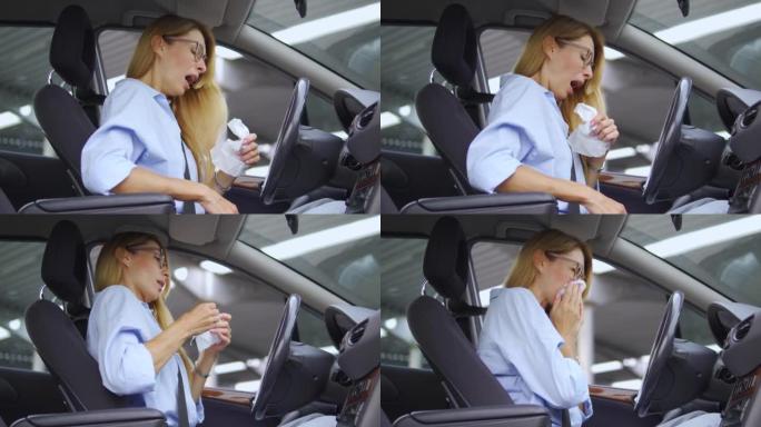 穿着休闲衬衫和时尚眼镜的金发女人坐在车里打喷嚏闭上嘴，感冒或流感，患有季节性过敏，对气味或灰尘过敏反