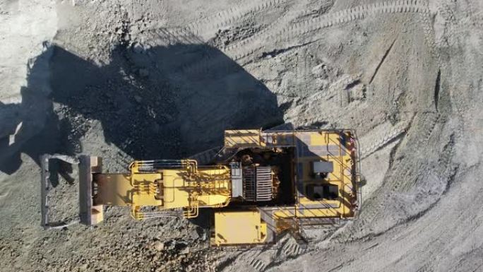 露天矿挖矿作业液压挖掘机，空中慢动作拍摄