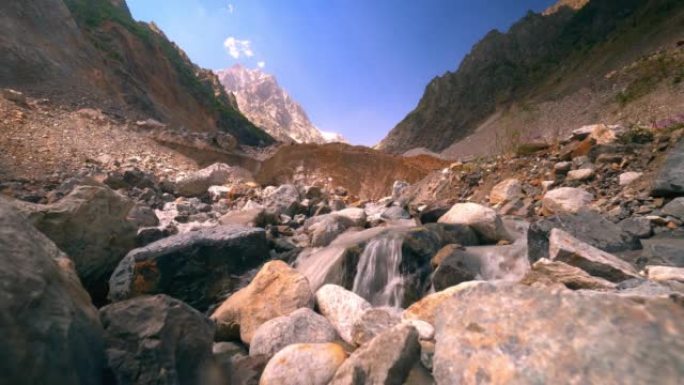 河流穿过落基山脉的风景图片