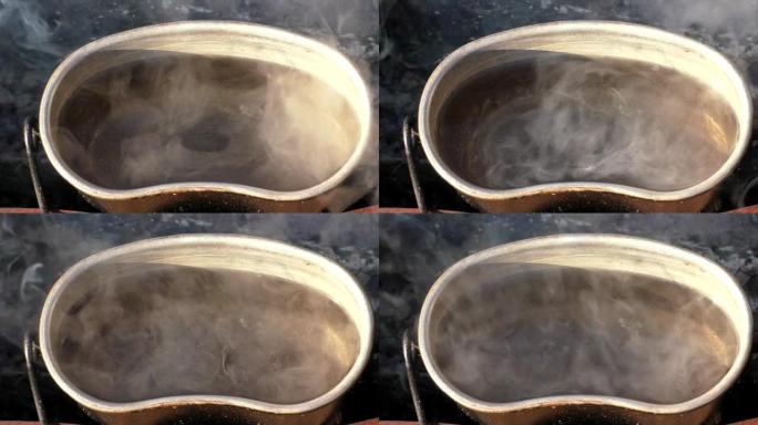 一个有水的营地锅在火上沸腾。