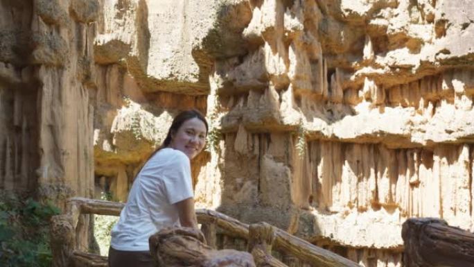 旅游女子在泰国清迈前旺国家公园的大峡谷清迈或Pha Chor拍照