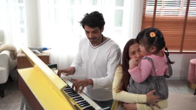 周末活动，亚洲家庭，唱歌，跳舞，
弹钢琴，在家娱乐