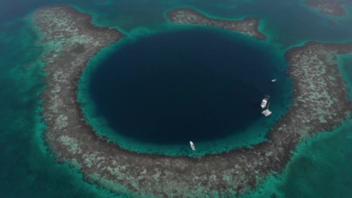 大蓝洞巨型海洋污水坑伯利兹内的高顶无人机景观游艇