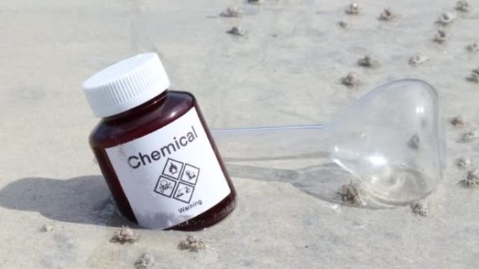实验室的化学瓶被丢弃在海滩上