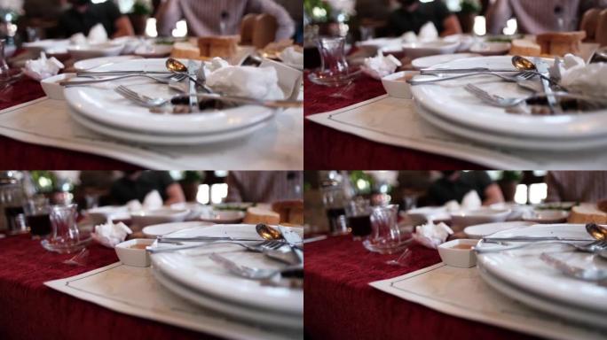 早餐后清空脏盘子，餐厅里的人注意力不集中