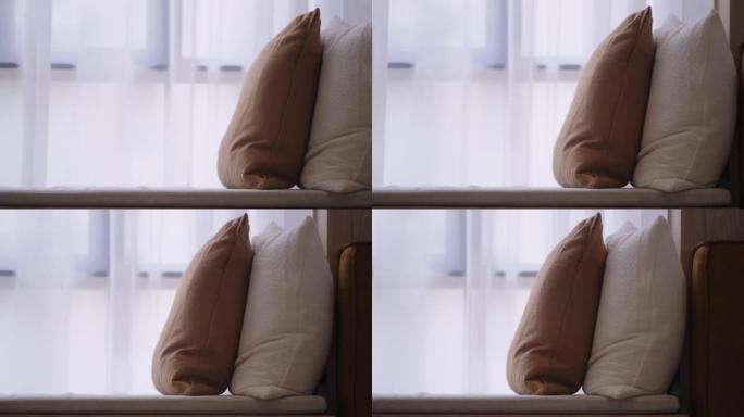 客厅沙发沙发室内设计家居温馨家居理念理念的米色土色枕垫套装特写，客厅家居理念沙发彩色枕头套装