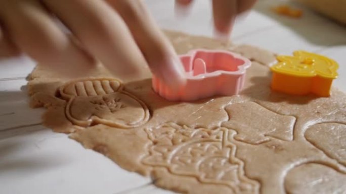儿童用饼干切割器成型自制饼干庆祝圣诞节，生活方式概念