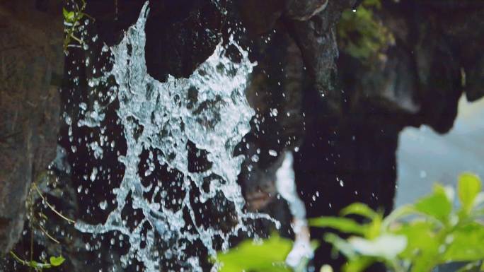 古建筑屋檐春雨水灵动