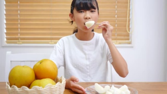 亚洲女孩在家吃梨