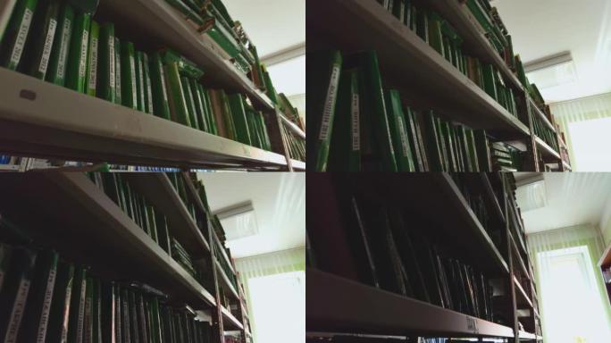 档案中货架上的病历，诊所中的目录。老式医疗记录