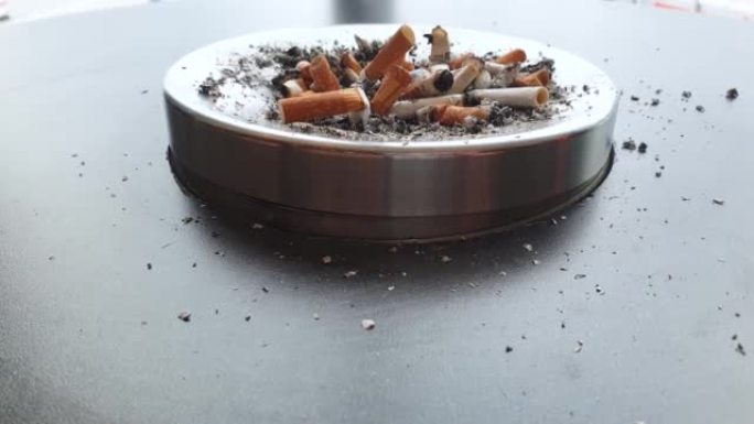 烟灰缸。烟灰缸里装满了香烟