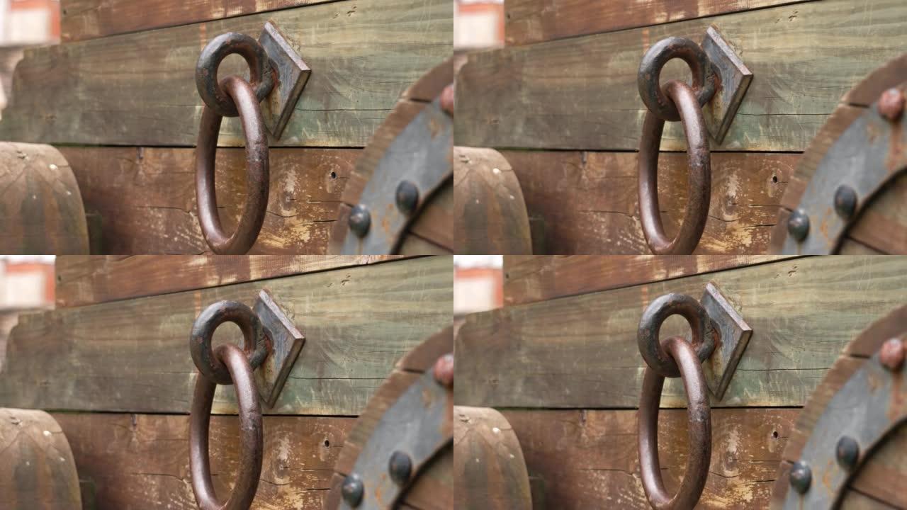 中世纪大炮的木制裂纹推车平台的铁锈环