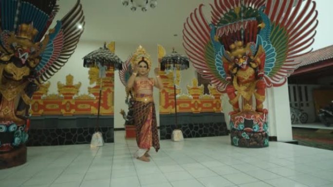 美丽的亚洲女子在艺术表演中穿着迷人的巴厘岛服装跳舞