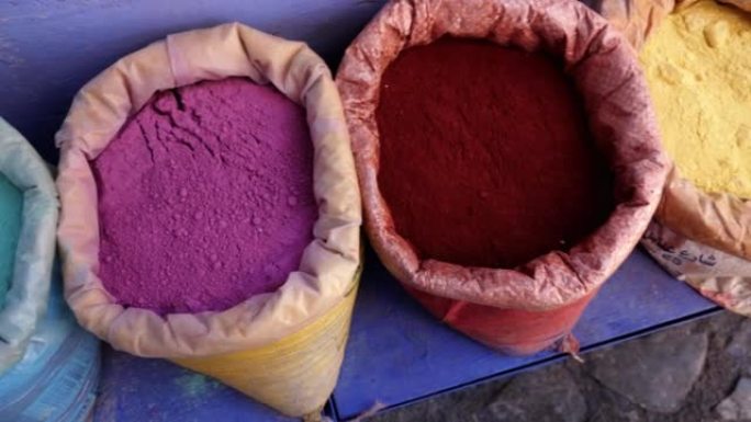摩洛哥舍夫沙万 (Chaouen) 麦地那的彩色染料颜料袋。摩洛哥受欢迎的旅游目的地。4k镜头。