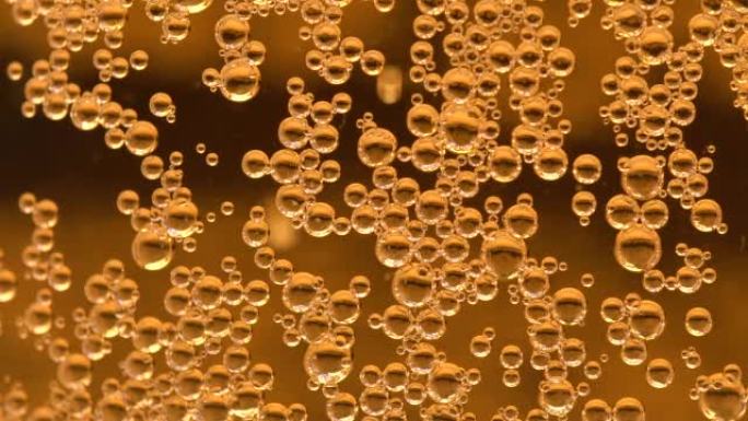 玻璃壁上气泡的宏观视图。玻璃杯、啤酒或香槟泡沫中的泡沫。极其宏观的观点。
