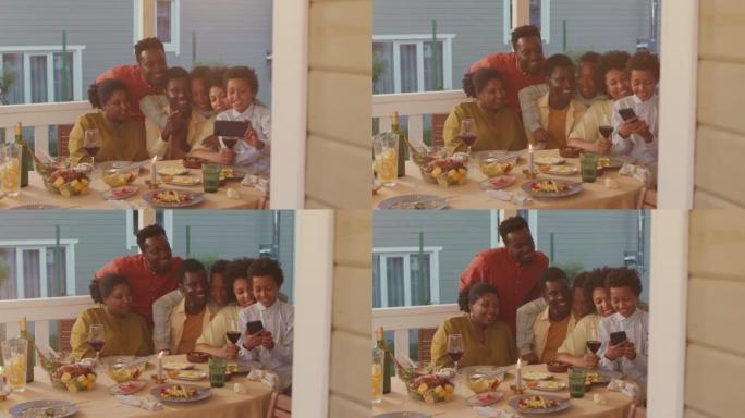 非裔美国人六口之家在晚餐时自拍肖像