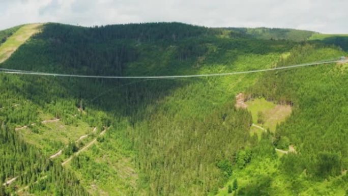 捷克共和国多尔尼·莫拉瓦山区悬挂天桥721的鸟瞰图。