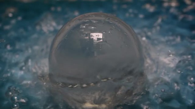 水能流动的水晶球。