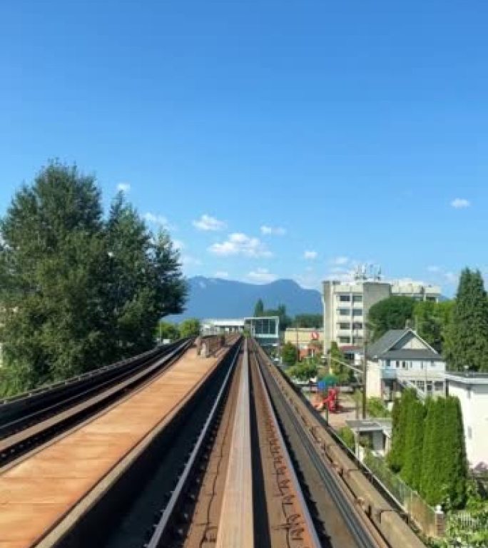 火车正从前窗驶向另一列空中火车，这是加拿大温哥华的无人驾驶地铁，来自萨里慢动作视频到处可见
