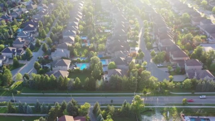 加拿大沃恩伍德布里奇卢瑟福路和伊斯林顿大道住宅区的鸟瞰图，独立式和复式住宅