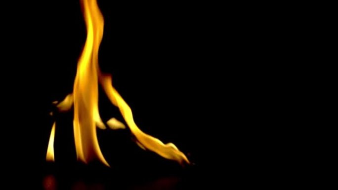 火焰的燃烧力量，火焰和燃烧的火花特写，火的模式，黑暗中的火的光芒