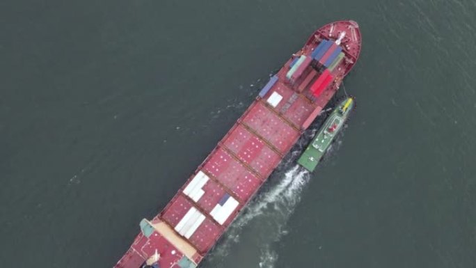 无人机在载有拖船操纵的货柜的集装箱船上飞行