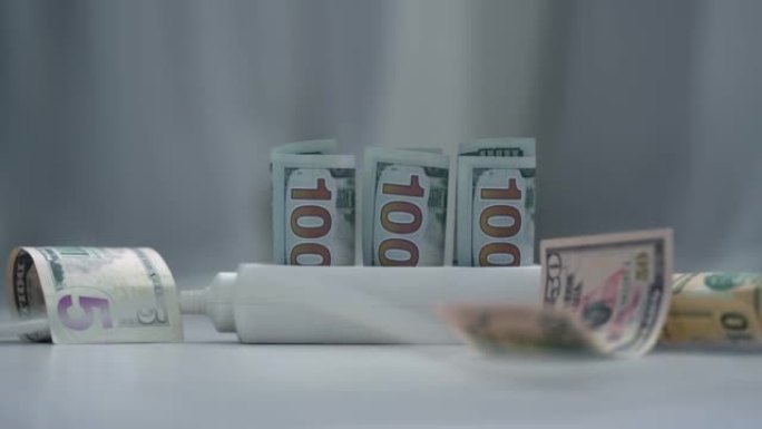 百美元钞票插在地板上的白色插座条上