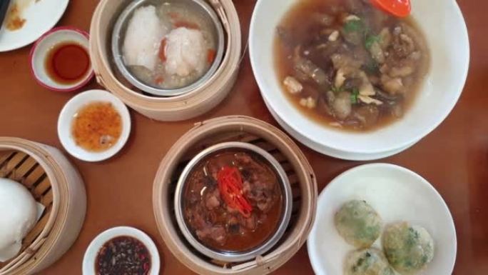 从顶部看吃点心中国香港蒸食物和鱼肚汤